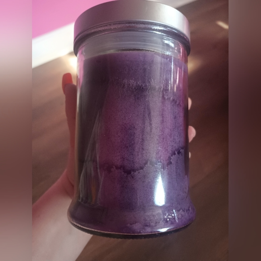 🕯️ Tuscany Candle's Premium Lilac Blossom Candle - Picture 2 of 5